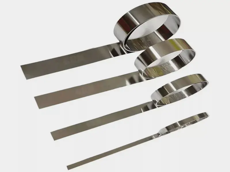Four-high flat wire rolling mill for photovoltaic busbar